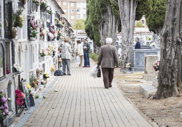 Los extremeños honran a sus difuntos en un día gris de Todos los Santos